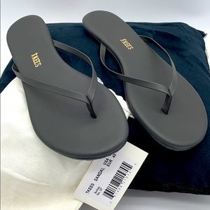 TKEES Grey Flip Flops. NWT size 9
